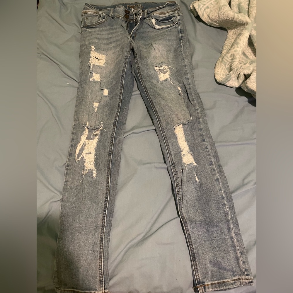 Distressed skinny jeans